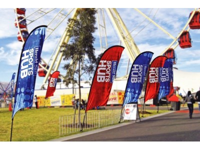 Reklaminė vėliava Concave šalia sporto baro